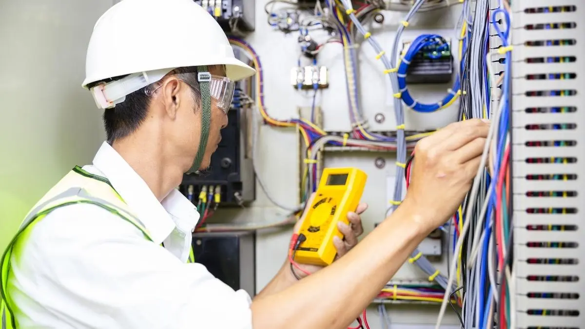 Welche Risiken entstehen, wenn Sicherungen wiederholt fliegen oder Steckdosen warm werden?